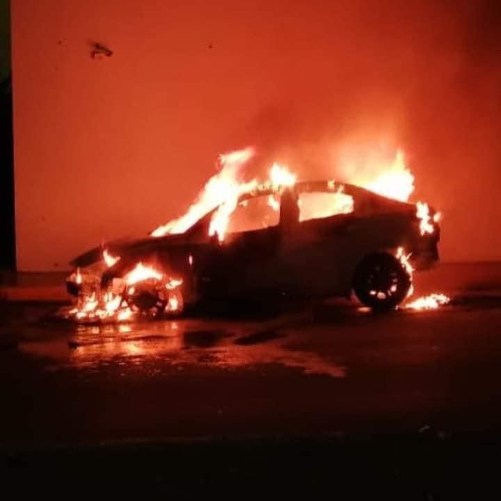 Otra vez atacan los colombianos: queman un auto y una casa en Chetumal –  Maya Noticias